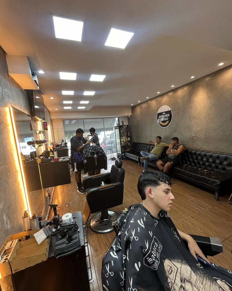 Interior da Barbearia Murilo em Santa Bárbara, Niterói