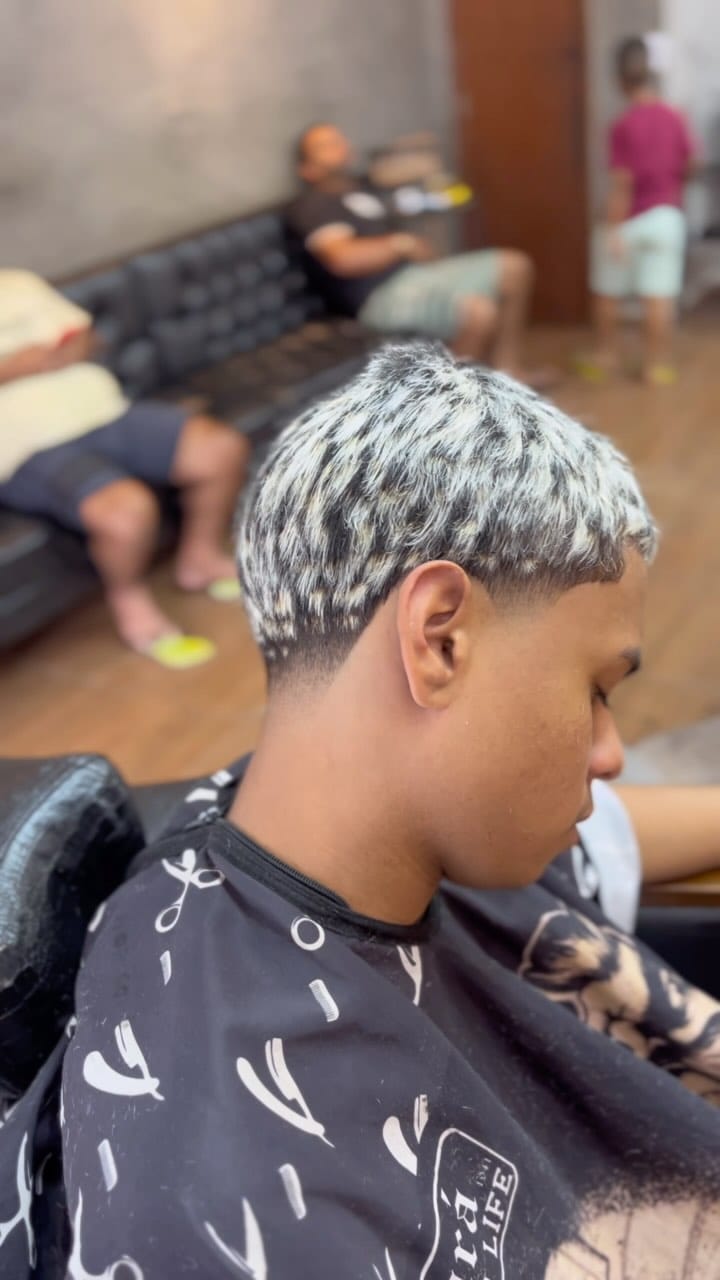 Cabelo masculino com efeito nevou (descoloração grisalha) finalizado