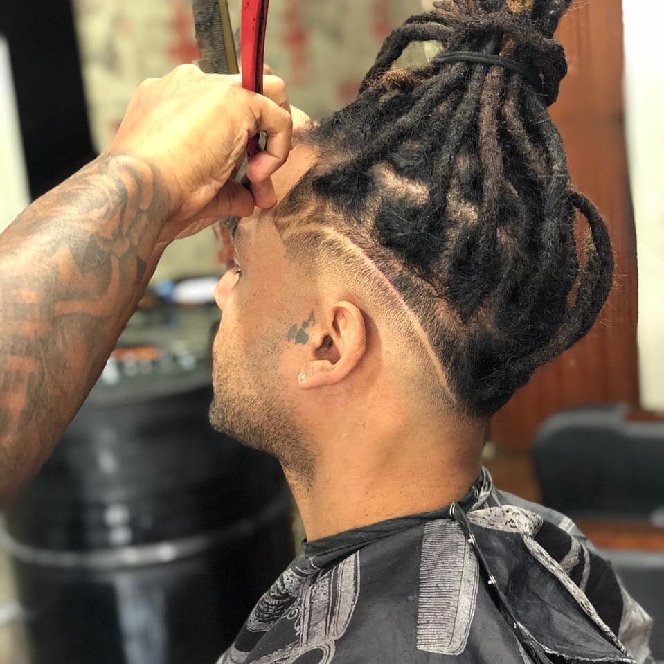 Desenho na lateral em corte com dreads, detalhe artístico