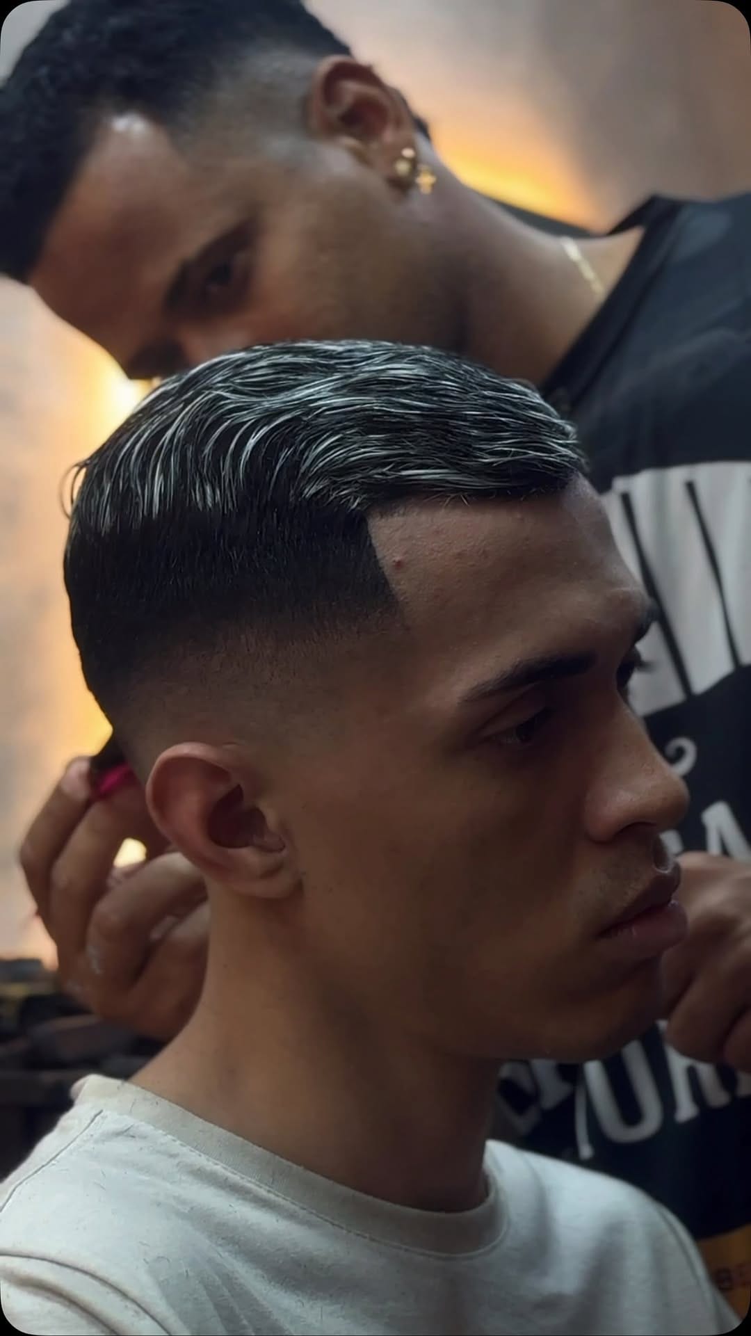 Cabelo masculino finalizado com pomada e penteado lateral