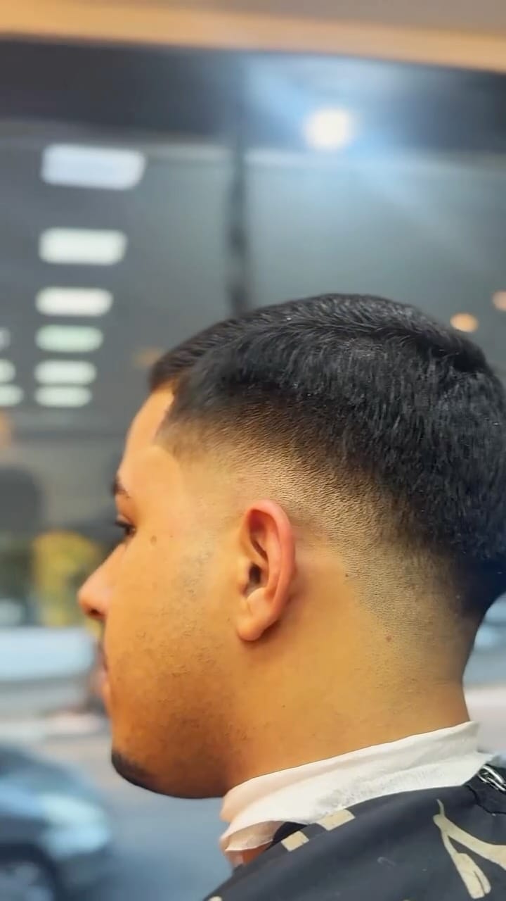 Corte fade lateral limpo, vista de perfil