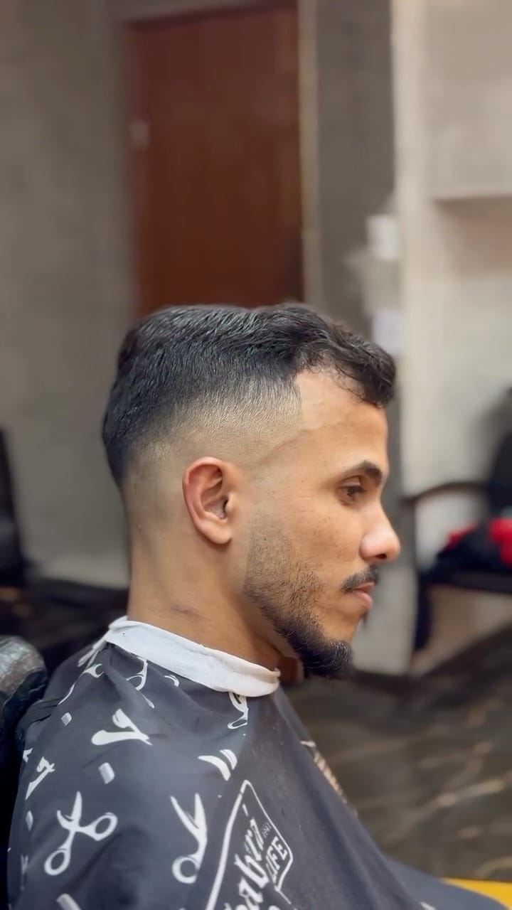 Cliente após corte fade com finalização em pomada