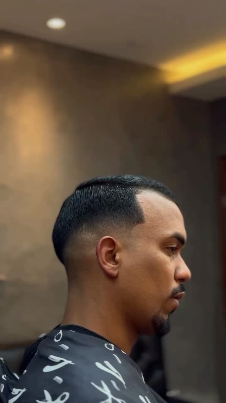 Corte fade com comma cut, vista lateral