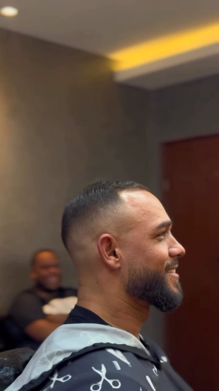 Cliente após corte fade e barba alinhada