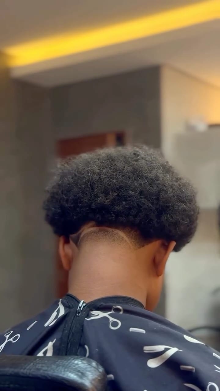Cabelo afro com desenho na nuca, vista posterior