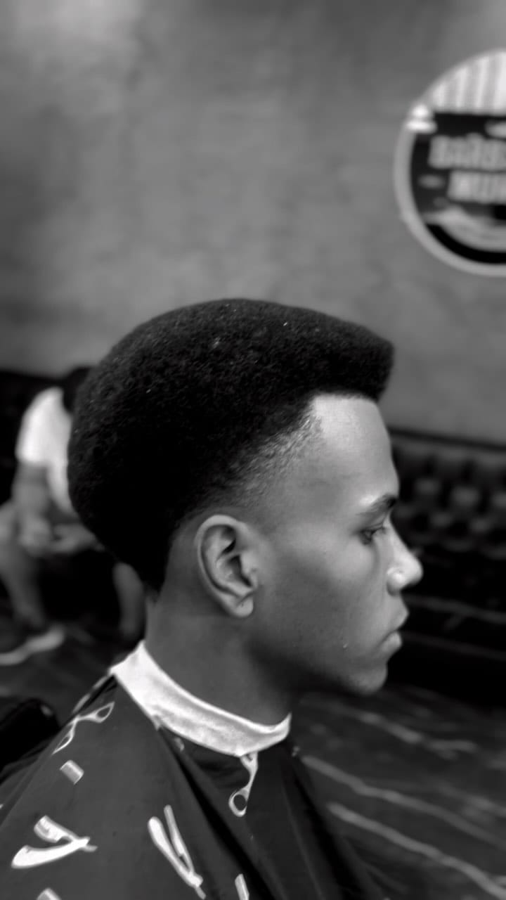 Corte retrô anos 80 estilo flat top, em preto e branco